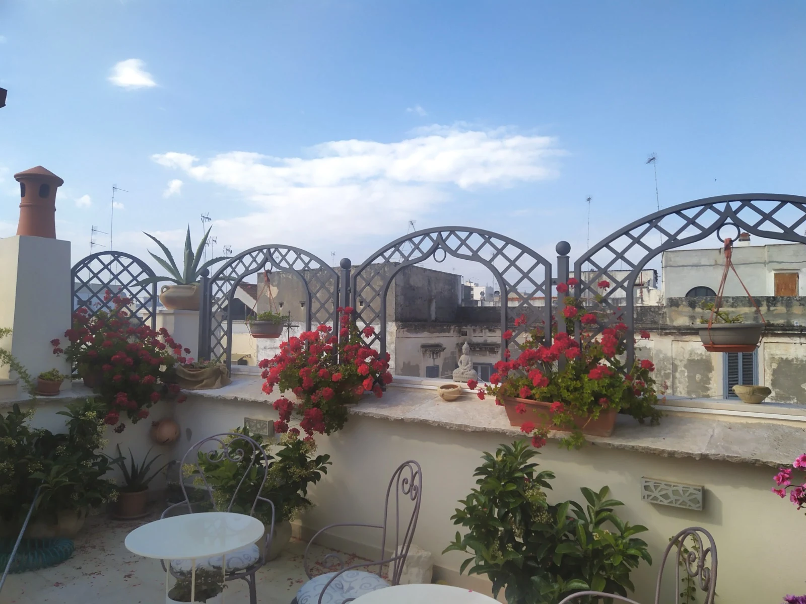 La terrazza del 3 Archi B&B con vista sui tetti di Trani