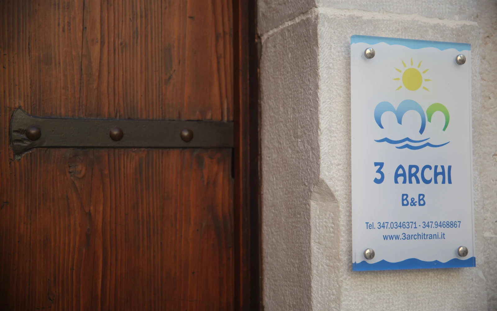La targa del 3 Archi B&B accanto al portone